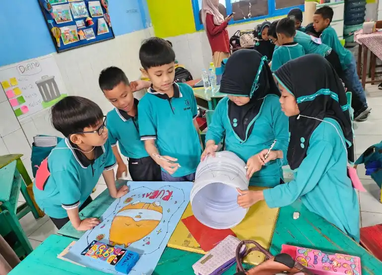 Dari Galon Bekas Jadi Sahabat Kebersihan: Petualangan STEM Kelas 1 SD Mumtaz Atasi Sampah Sekolah