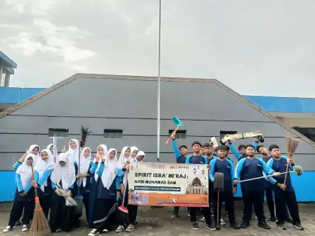 Peringati Isra’ Mi’raj, SMK Milan Gelar Bakti Sosial Bersihkan Masjid Muhammadiyah