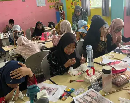 Guest Teacher Berdarah Seniman Hadir, Siswa SD Mudri Belajar Face Painting
