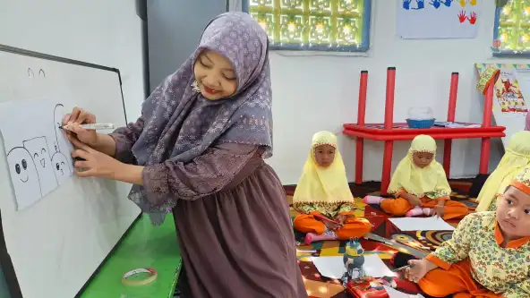 Tanpa Warna, KB Aisyiyah 49 Griya Kencana Gresik Hasilkan Karya Doodle Art