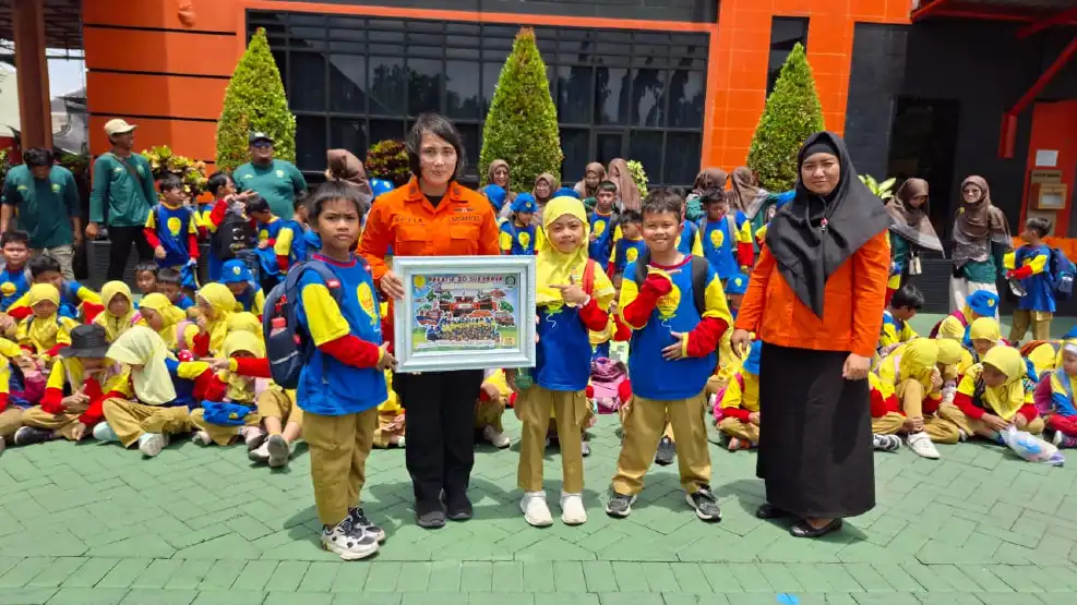 Siswa Sekolah Kreatif Belajar Sigap Bencana di Basarnas Surabaya