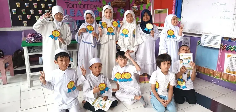Wali Kelas SD Muhammadiyah 16 Surabaya Beri Reward bagi Siswa Rajin Salat Lima Waktu
