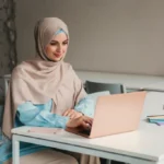 Perempuan Wajib Berilmu, Berani Melangkah dengan Takwa dan Adab