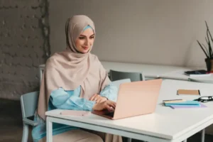 Perempuan Wajib Berilmu, Berani Melangkah dengan Takwa dan Adab