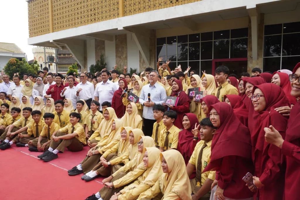 Menko Pangan Tinjau Program MBG di Smamsatu Gresik, Apresiasi Keberanian dan Nalar Kritis Siswa