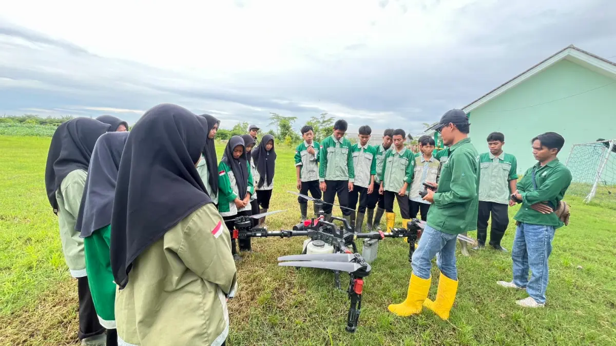 Siswa ATPH SMK Muhammadiyah Gresik Praktik Drone Pertanian
