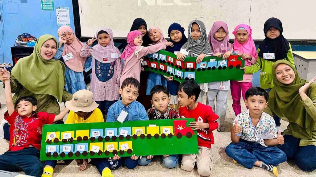 Sapa Murid dengan Kereta Suku Kata, Keseruan Pra-Sekolah SD Mugres