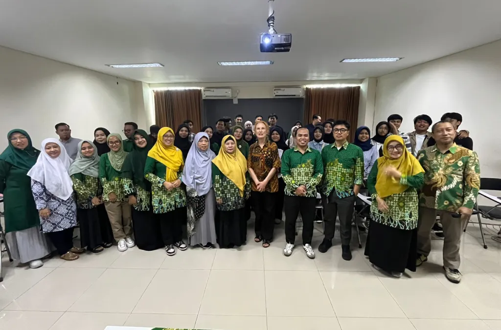 Dua Bulan Tinggal di Umsura, Profesor AS Sulap Teater Jadi Gerakan Ekologi