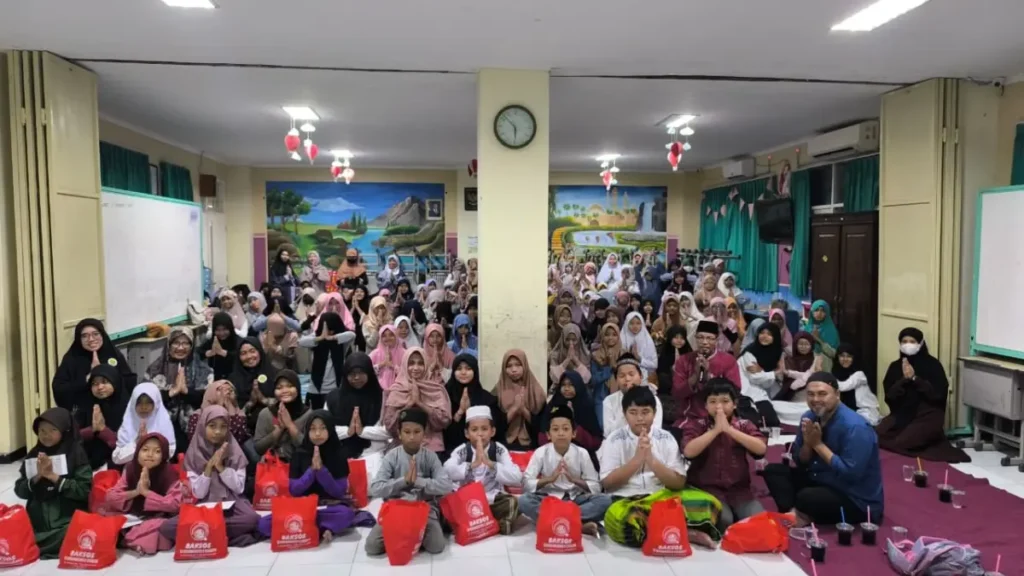Hujan Tak Halangi SD Musix Surabaya Santuni Anak Yatim