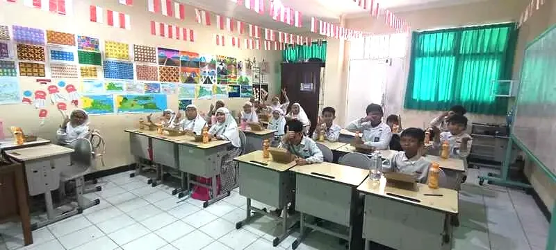 Jumat Berkah Terakhir Jelang Ramadan, Siswa SD Musix Antusias Sambut Hidangan dari Wali Murid