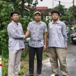 Dua Mahasiswa Teknik Industri UMG Gagas Pemasangan Reflektor Jalan