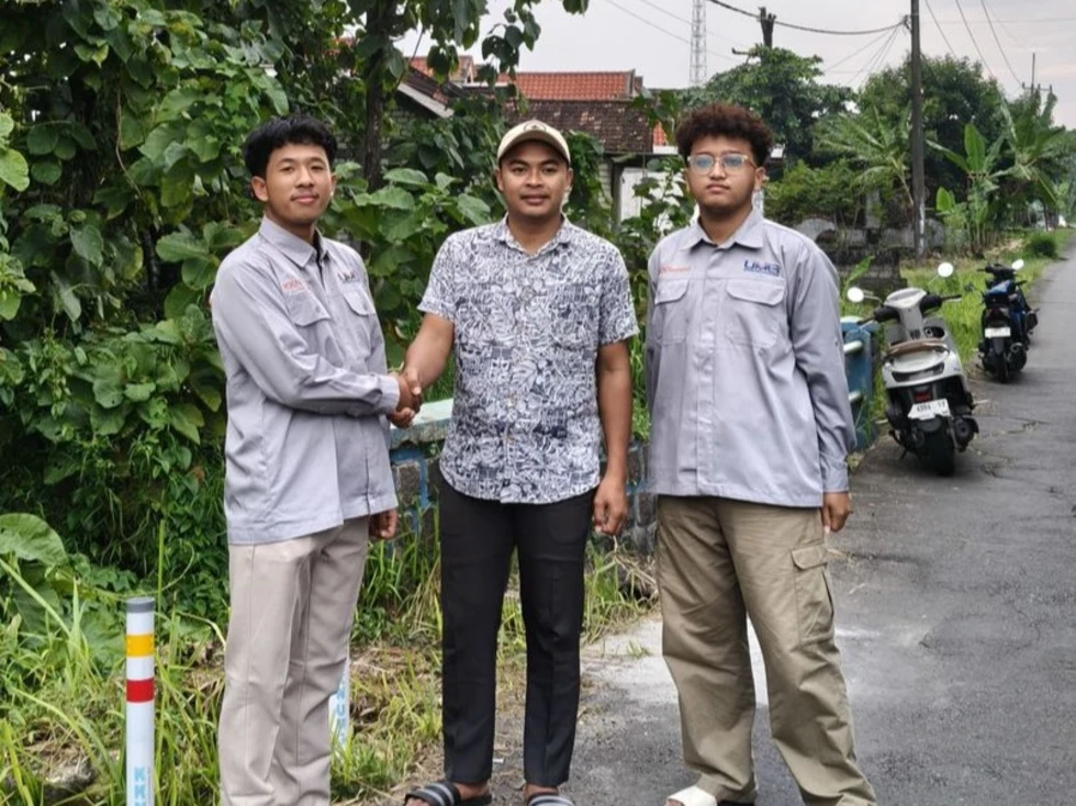 Dua Mahasiswa Teknik Industri UMG Gagas Pemasangan Reflektor Jalan