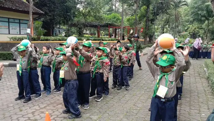 Semangat Pagi di Taman Flora, Siswa Kelas 1 Mudipat Ikuti HW Challenge