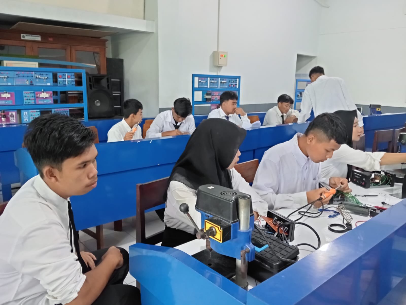 Siswa Elektro SMK Muda Genteng Jalani UKK dengan Merakit Adaptor