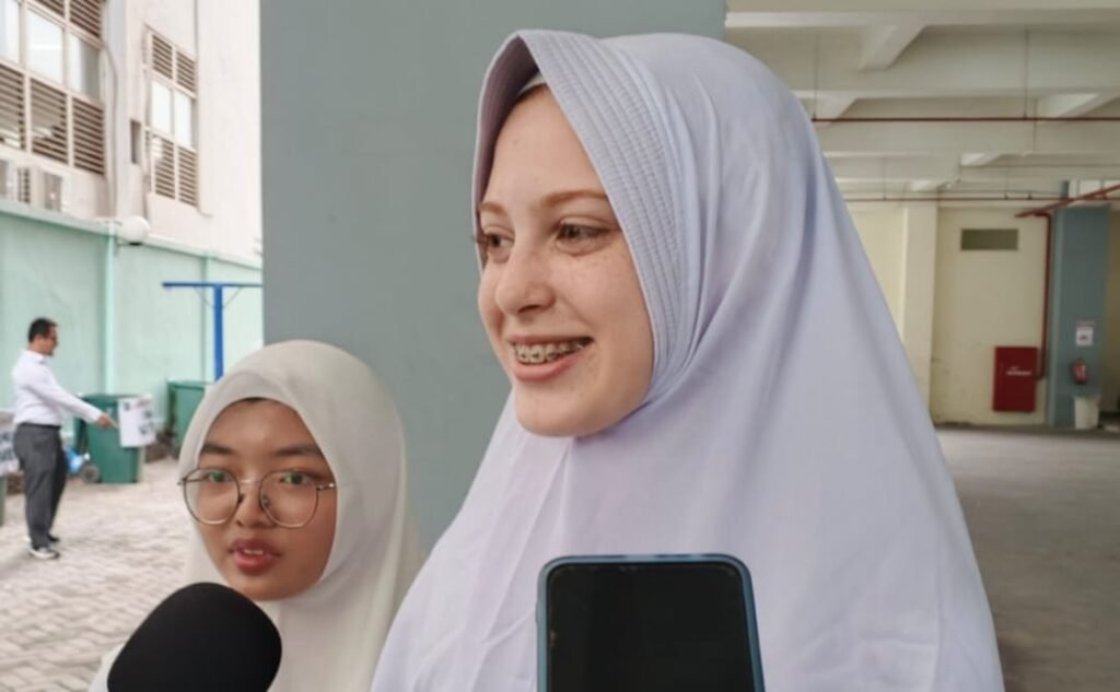 Pengalaman Spiritual Engie: Pelajar Prancis yang Belajar Manasik Haji di SMAMDA Surabaya