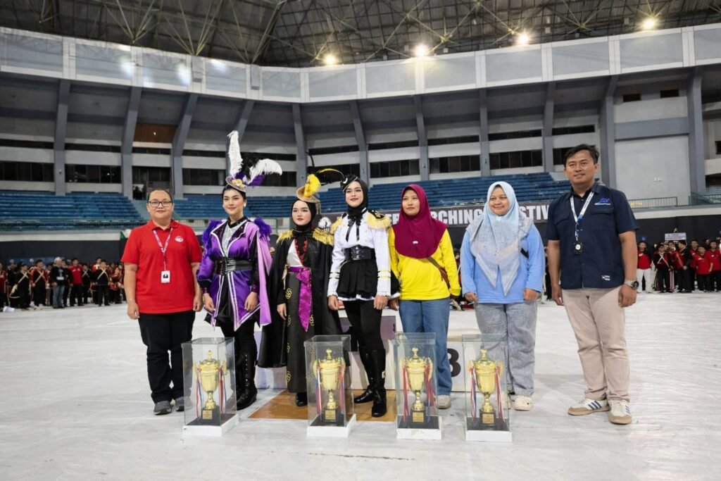Marching Band Sunrise SD Muhammadiyah 6 Genteng Borong 20 Piala di Panggung Nasional