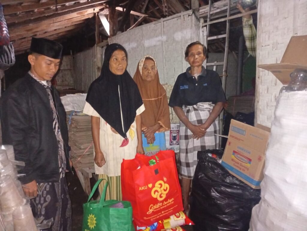 Kepedulian Sosial, PCM Kedungdung Salurkan Bantuan kepada Warga Kurang Mampu di Sampang