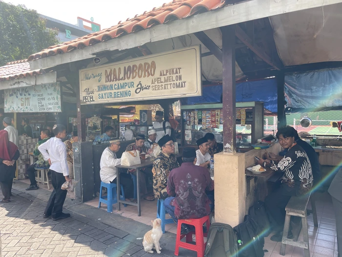 Ketua PWM Jatim Menikahkan Putranya, UMKM Sekitar Masjid Ikut Berkah