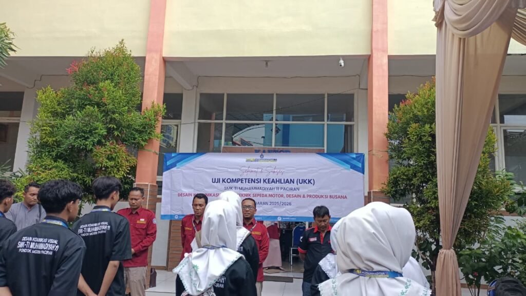Siswa SMK TI Muhammadiyah 11 Pondok Modern Paciran Unjuk Keahlian saat UKK