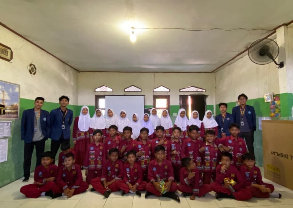 Mahasiswa Teknik Informatika UMG Edukasi Bahaya Gadget dan Praktik Penggunaan Laptop