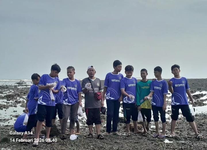 Penguatan Literasi Sains, Siswa Madtsamutu Pondok Modern Paciran Jelajahi Pantai Lorena