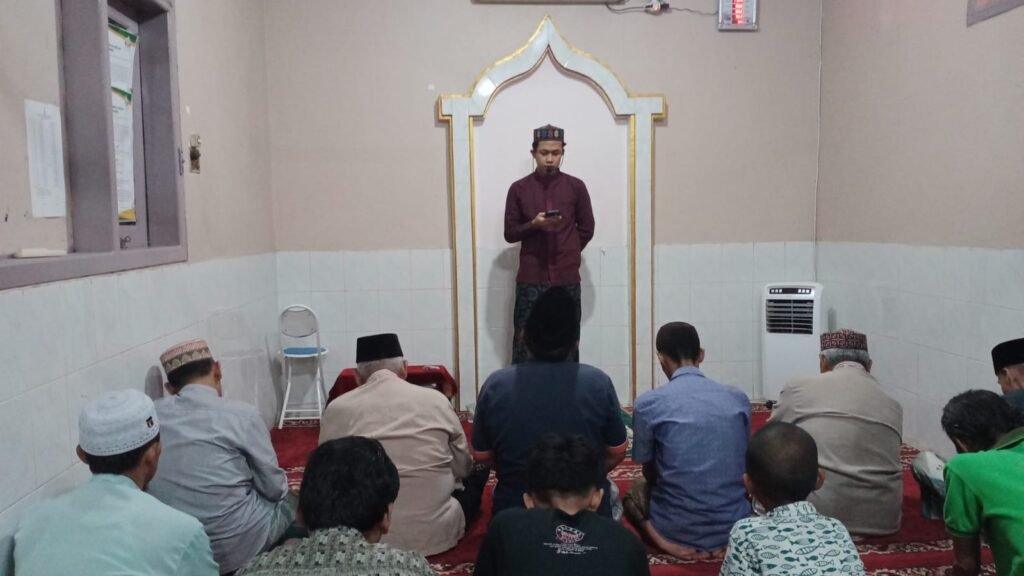 Menyimak Tausiyah Tarawih di Musholla Al-Jihad PRM Giri Gajah