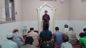 Menyimak Tausiyah Tarawih di Musholla Al-Jihad PRM Giri Gajah