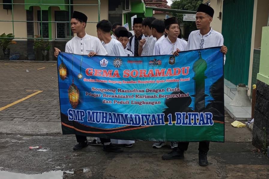 Puluhan Siswa SMP Muhammadiyah 1 Blitar Warnai Jalanan dengan Pesan Damai Ramadhan
