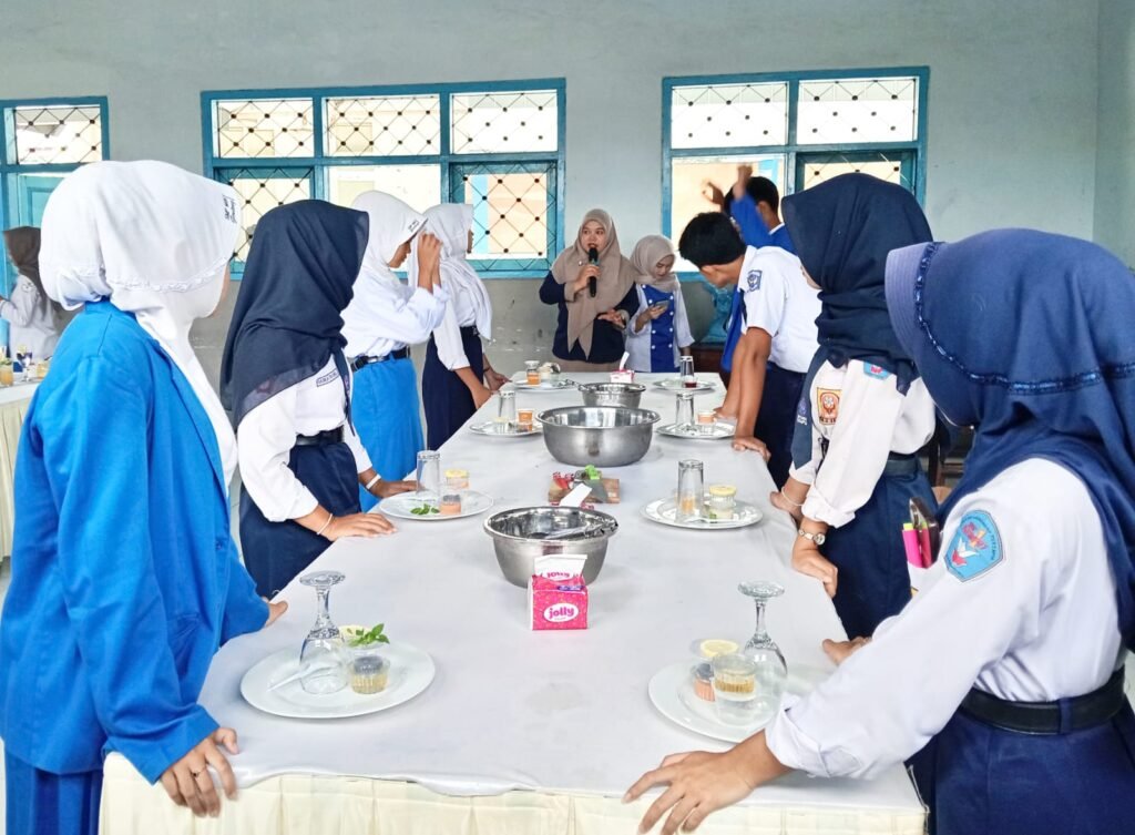 Kuliner SMK Muda Genteng Gelar Pelatihan Kreasi Mocktail Nusantara