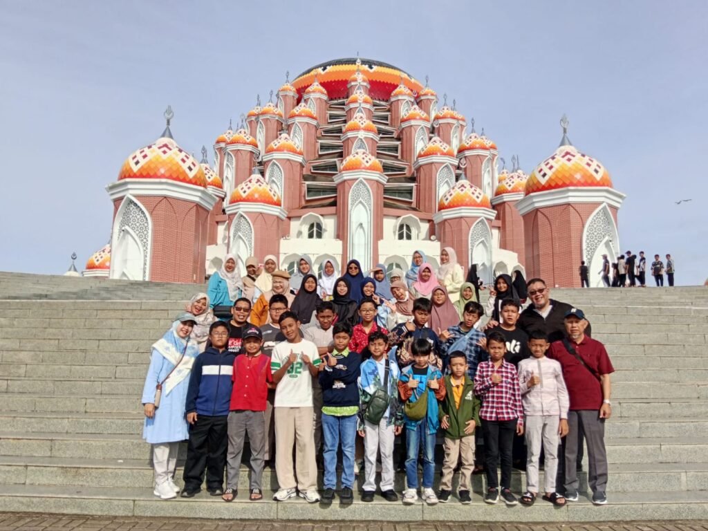 Kontingen SDMM Jelajahi Pesona Makassar Usai Raih 12 Medali di OlympicAD 8