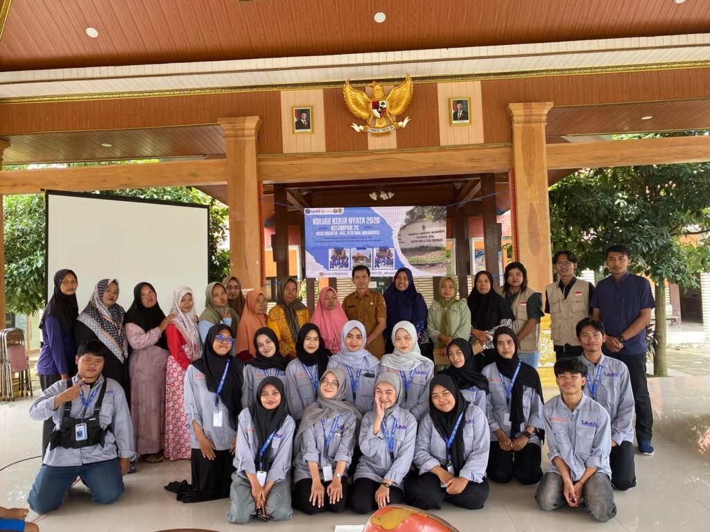 Menyimak Seminar Sertifikasi Halal UMKM Desa Sidorejo oleh Mahasiswa KKN UMG