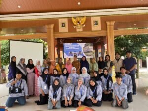 Menyimak Seminar Sertifikasi Halal UMKM Desa Sidorejo oleh Mahasiswa KKN UMG