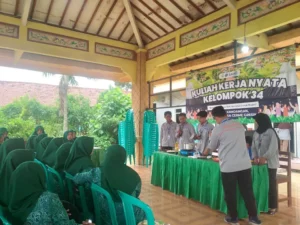 Mahasiswa KKN UMG Latih Ibu PKK Kandangan Olah Minyak Jelantah Jadi Lilin Aromaterapi