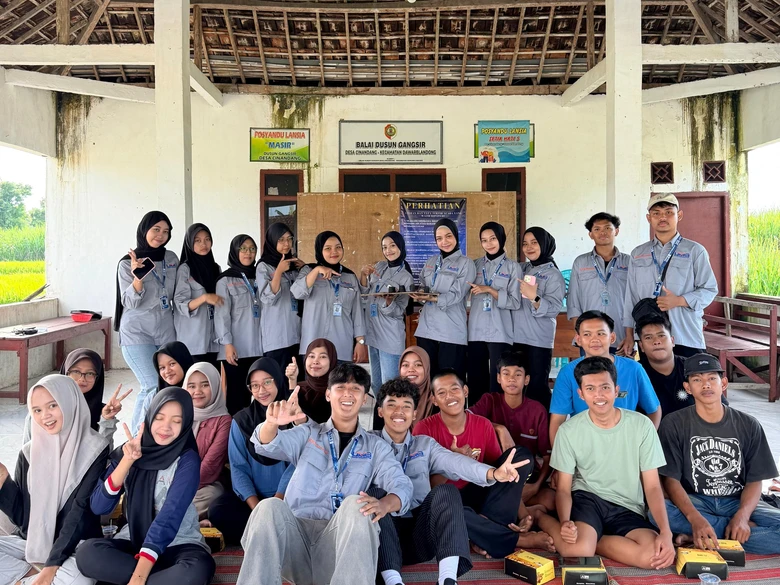 Mahasiswa KKN UMG Uji Coba Pembuatan Briket dari Sekam Padi di Desa Cinandang (2)