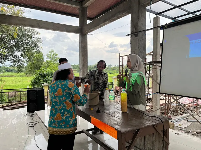 Mahasiswa UMG Dampingi Petani Desa Suru Buat Pupuk Organik Cair dari Limbah Rumah Tangga