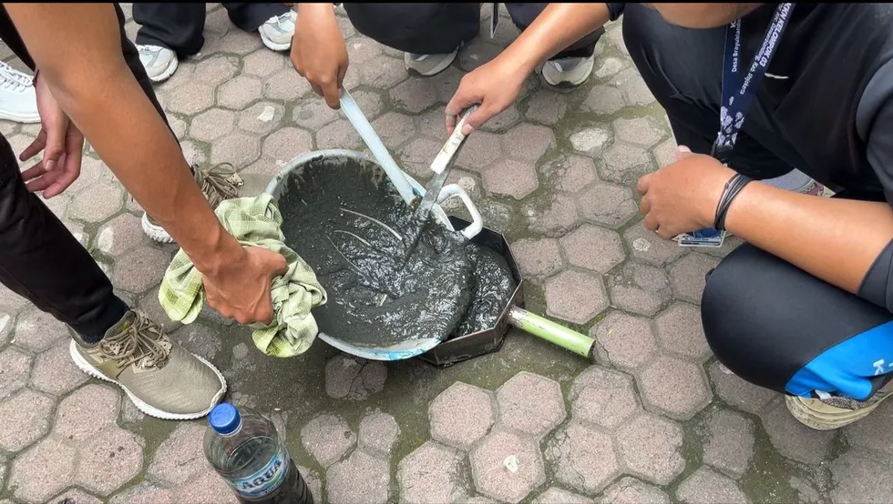 Mahasiswa UMG Olah Sampah Plastik Jadi Paving Block EcoBlock dalam Program KKN di Mojokerto