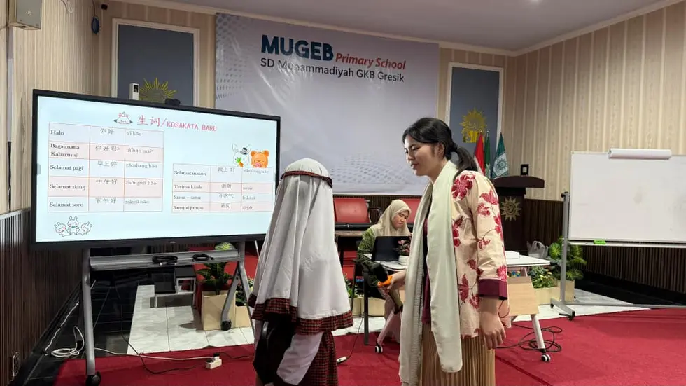 Murid Kelas V Mugeb PS Belajar Bahasa Cina Bersama Mahasiswi Asal China