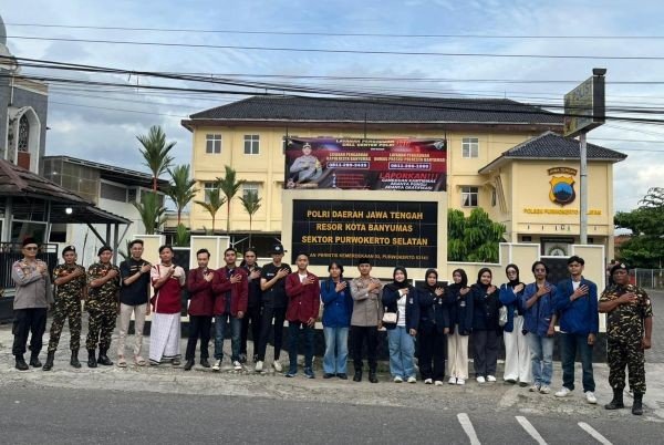 Pemuda Muhammadiyah Gandeng Ansor dan Polisi dalam Bagi Takjil Berkemajuan