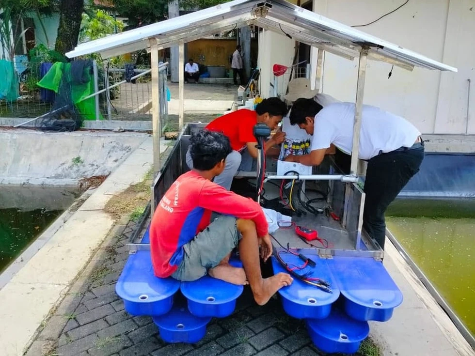 Perahu Pakan Ikan Otonom Karya Dosen Teknik Diuji di Malang, Dukung Efisiensi Budidaya