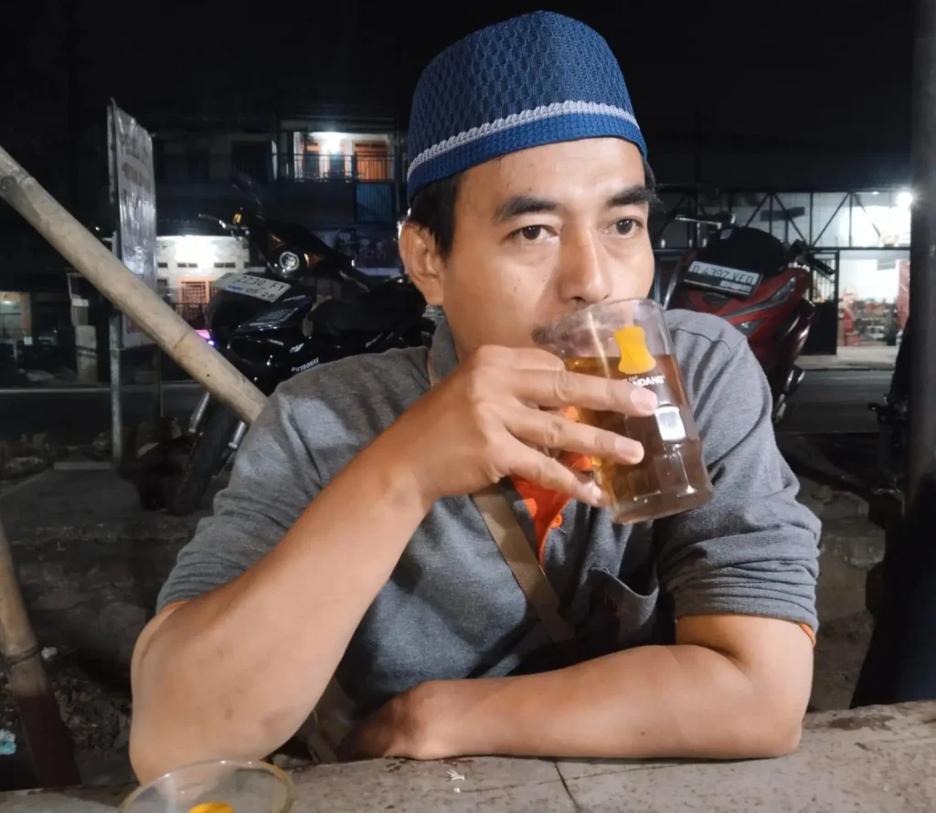 Filosofi Segelas Teh Tawar: Pelajaran Kearifan dari Sudut Kota Bandung