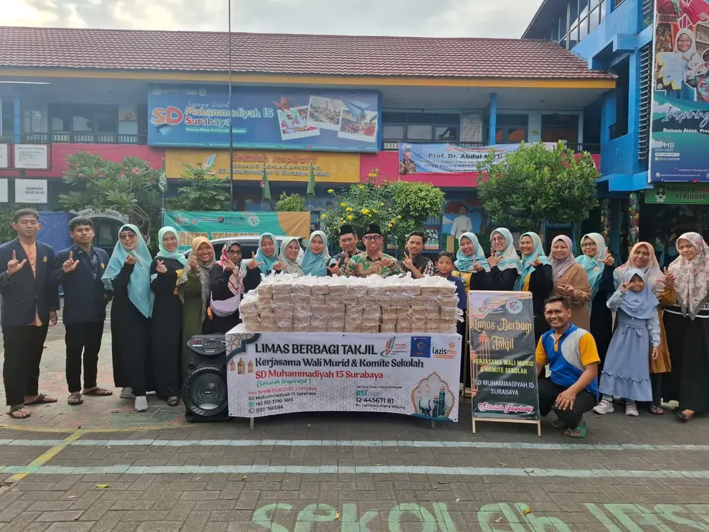 SD Muhammadiyah 15 Surabaya Rutin Bagikan Takjil Gratis