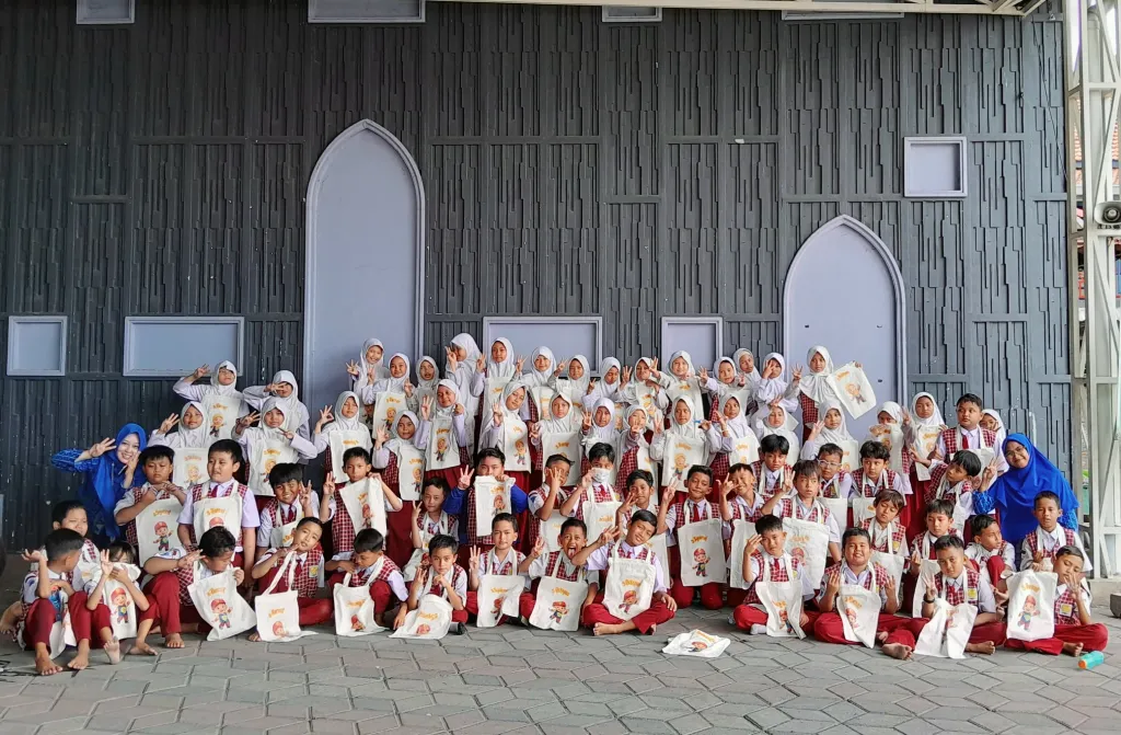 Dari Ragu Jadi Bangga, Siswa SD Muda Tusida Ciptakan Tas Kanvas Unik dari Kertas Minyak