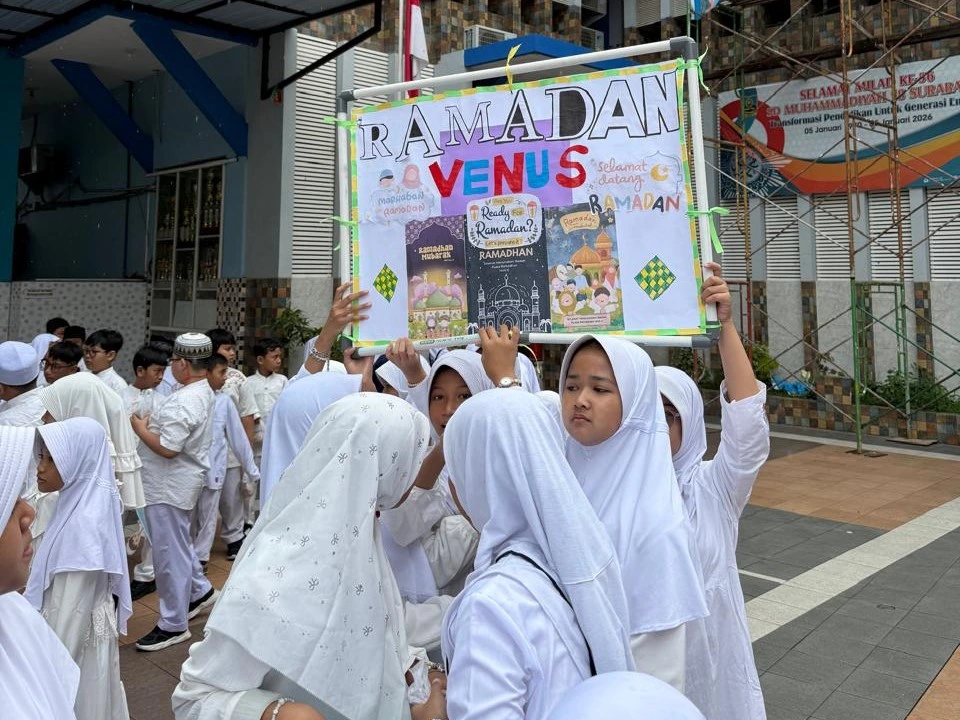 Sambut Ramadan 1447 H, Siswa SD Muhammadiyah 18 Surabaya Gelar Pawai dan Berbagi Nasi Bungkus (3)