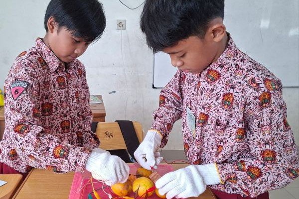 Eksperimen Ilmuwan Cilik Bikin Baterai Ajaib