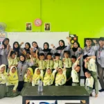 Mahasiswa UMG Kenalkan 6 Emosi Dasar Lewat Permainan Ular Tangga di MI Manbaul Ulum Sawo