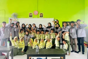 Mahasiswa UMG Kenalkan 6 Emosi Dasar Lewat Permainan Ular Tangga di MI Manbaul Ulum Sawo