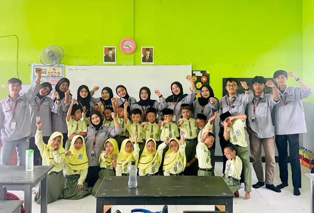 Mahasiswa UMG Kenalkan 6 Emosi Dasar Lewat Permainan Ular Tangga di MI Manbaul Ulum Sawo