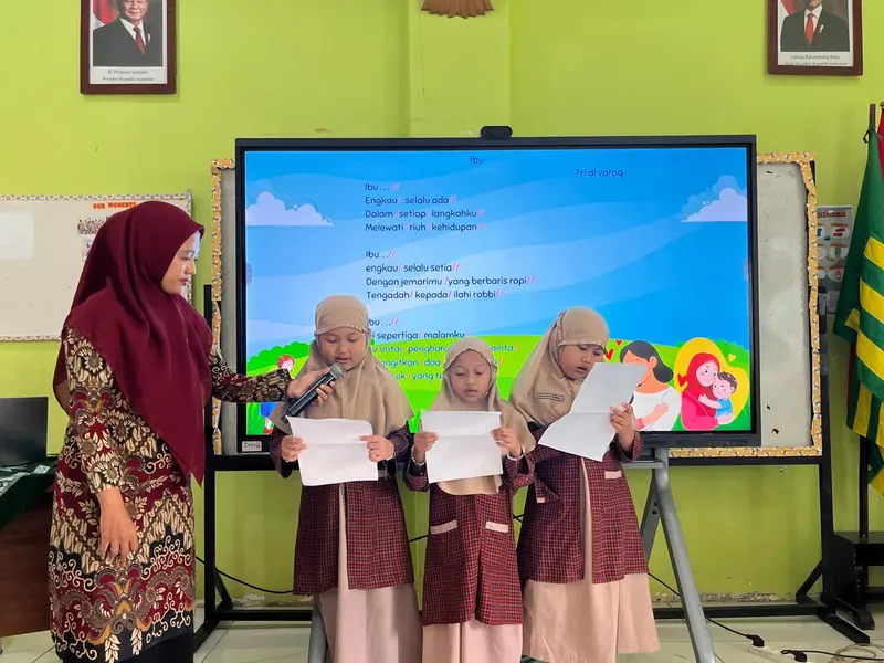 Program Guest Teacher SD Mutu: Bunda Entristika Ajarkan Seni Membaca Puisi