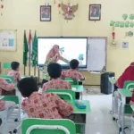 Belajar Bersama Bunda: Edukasi Kesehatan Reproduksi melalui Program Guest Teacher