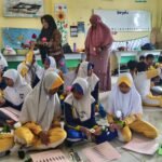 Inspiratif! Wali Murid Berbagi Keahlian, Siswa Berkreasi Membuat Buket Cantik